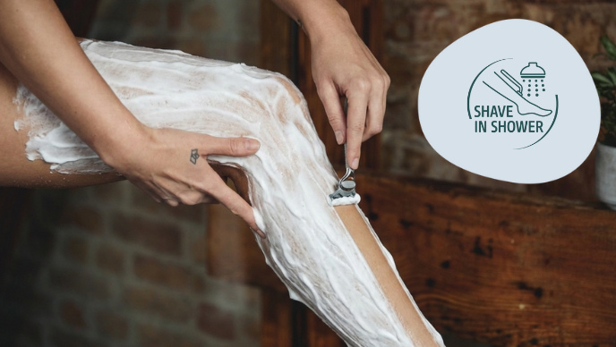 Femme qui se rase la jambe